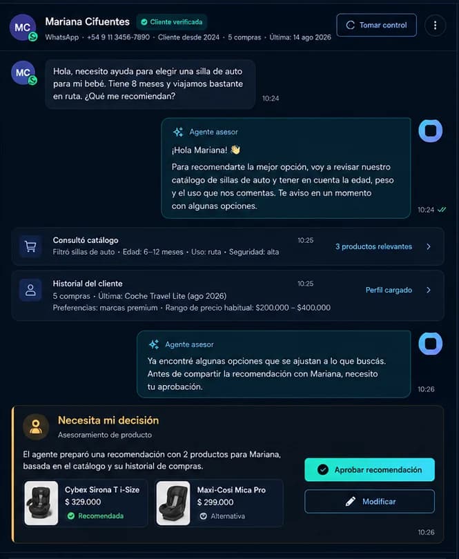 Conversación con un cliente y una tarjeta de recomendación pendiente para aprobar o modificar
