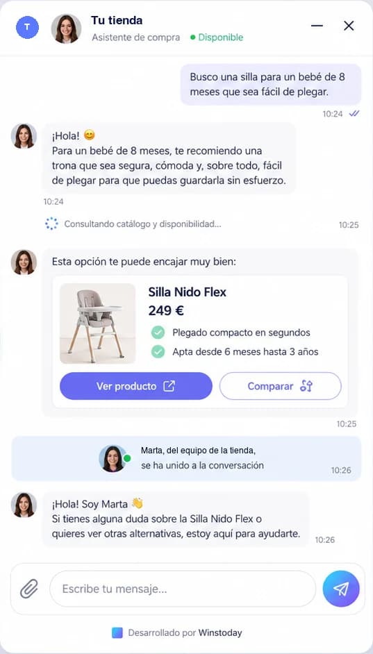 Chat en una tienda online: el asistente recomienda una trona plegable y una persona del equipo se une
